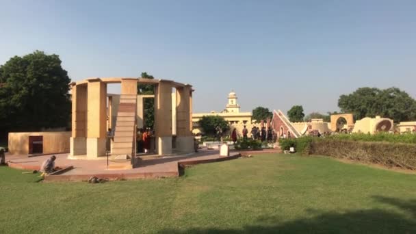 Jaipur, Índia - 04 de novembro de 2019: Jantar Mantar turistas caminham ao redor do território de estruturas históricas parte 12 — Vídeo de Stock