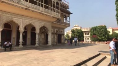 Jaipur, Hindistan - 4 Kasım 2019: Şehir Sarayı 3. Bölümde büyük turist grupları dolaşıyor
