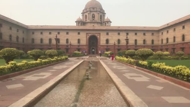 New Delhi, India, 11 november 2019, mensen lopen tegen de achtergrond van een prachtig oud gebouw — Stockvideo