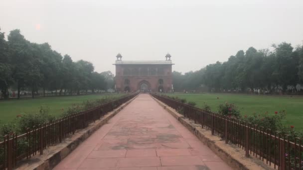 New Delhi, Indien, 11 november 2019, turister går genom parken på grund av fortet — Stockvideo