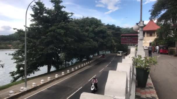 Kandy, Srí Lanka, výhled na jezero ze strany ulice s plotem — Stock video