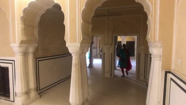 Jaipur, Ινδία - Νοέμβριος 04, 2019: Hawa Mahal τουρίστες με τα πόδια μέσα από τους διαδρόμους του κτιρίου μέρος 3 — Αρχείο Βίντεο