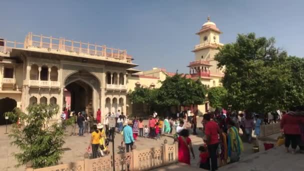 Jaipur, Indien - 04 november 2019: Stadspalatset och turister väntar nära entrén — Stockvideo