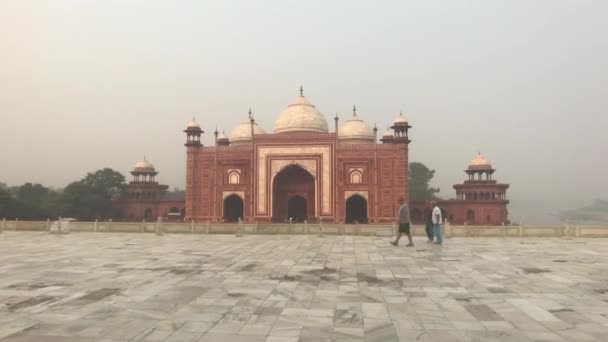 Agra, India, 10 novembre 2019, Taj Mahal, i turisti passano davanti a una moschea ausiliaria — Video Stock