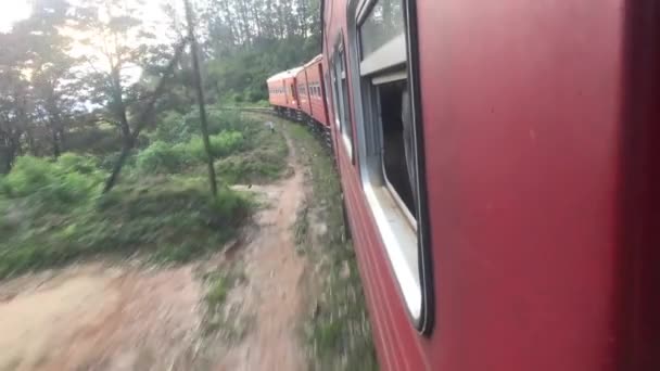 Ella, Sri Lanka, montando un tren contra el telón de fondo de las plantaciones de té parte 3 — Vídeo de stock