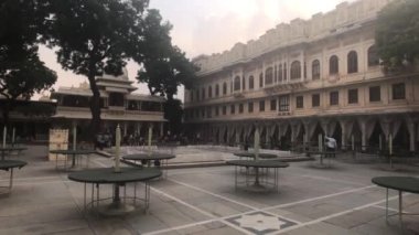 Udaipur, Hindistan - 13 Kasım 2019: Şehir Sarayı turistleri tarihi binanın 4. bölümünün avlusunda dinleniyorlar