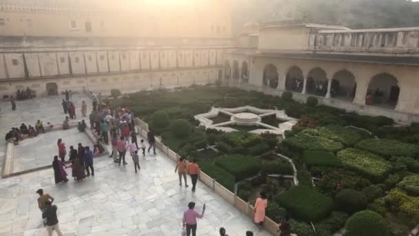 Jaipur, India, 05 november 2019, Amer Fort toeristen wandelen door het pand van de oude vesting deel 6 — Stockvideo