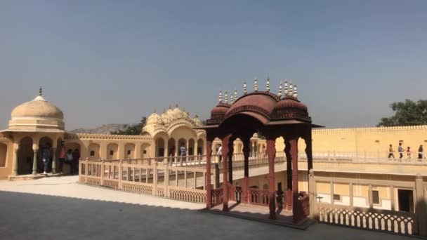 Jaipur, Indie - listopad 04, 2019: Hawa Mahal turisté procházka po balkóně paláce část 2 — Stock video