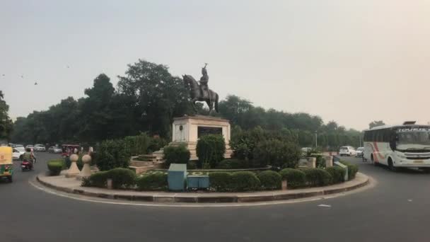 Jaipur, India - traffic moves in a circular motion — Stok video