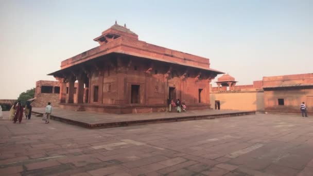Fatehpur Sikri, India - November 15, 2019: Εγκαταλελειμμένοι τουρίστες της πόλης περπατούν στους δρόμους μέρος 12 — Αρχείο Βίντεο