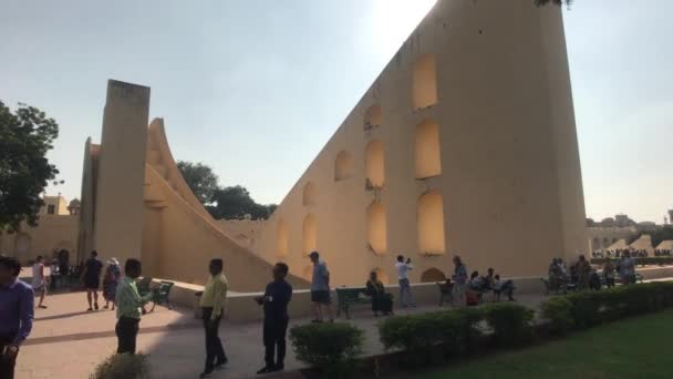 2019年11月4日，印度斋浦尔：Jantar Mantar游客在历史建筑第三部分的领土上漫步 — 图库视频影像