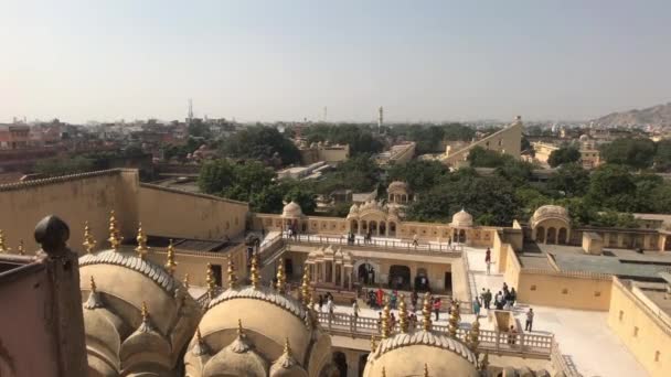 Jaipur, India - 04 November 2019: Wisatawan Hawa Mahal berjalan di balkon istana bagian 5 — Stok Video