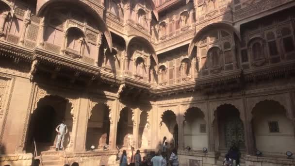 Jodhpur, Indien - 06. November 2019: mehrangarh fort Touristen sehen die Sehenswürdigkeiten der alten Festung Teil 19 — Stockvideo