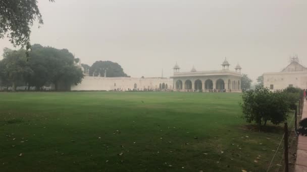 Нью - Делі (Індія), 11 листопада 2019 року, зелене поле на території проживання. — стокове відео