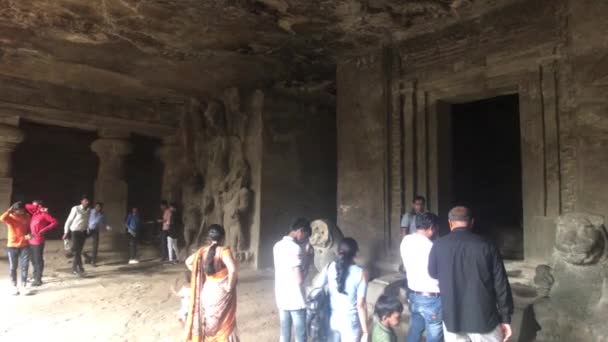 Mumbai, Índia - 10 de novembro de 2019: Caves Elephanta turistas na caverna parte 14 — Vídeo de Stock