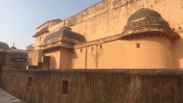 インドのジャイプール、 11月05 、 2019 、黄色のレンガの歴史的な構造のアメアフォートフラグメント — ストック動画