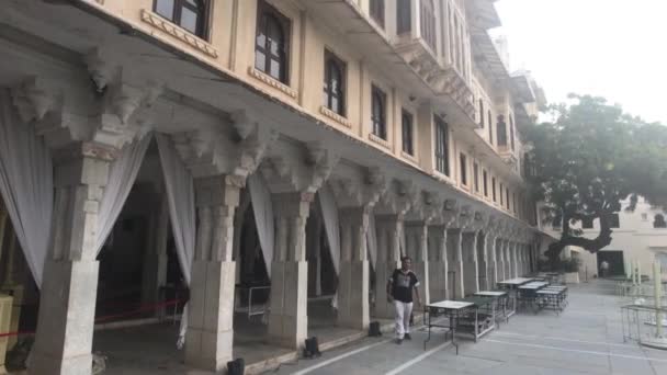 Udaipur, Indien - 13 november 2019: City Palace turister flyttar mellan rummen inne i palatset del 11 — Stockvideo