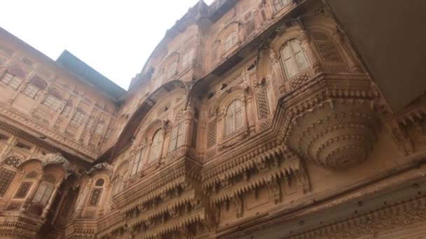 Jodhpur, Indie - masivní hradby nádvoří pevnosti — Stock video