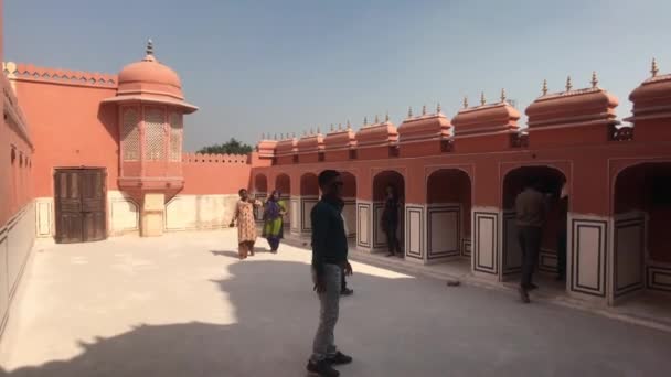 Jaipur, India - 04 november 2019: Hawa Mahal toeristen lopen door de gangen van het gebouw deel 5 — Stockvideo