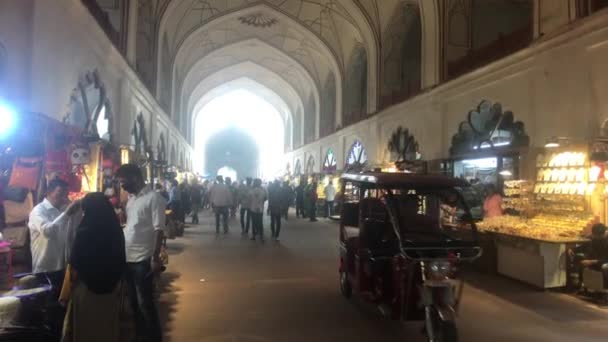Νέο Δελχί, Ινδία, 11 Νοεμβρίου 2019, tuk tuk traffic on Fort Shopping Street — Αρχείο Βίντεο