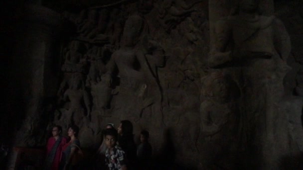 Mumbai, India - 2019. november 10.: Elephanta Barlangok turistái a barlang 6. részében — Stock videók