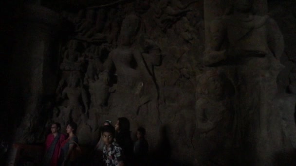 Mumbai, India - 10 de noviembre de 2019: Elephanta Cuevas turistas en la cueva parte 6 — Vídeo de stock