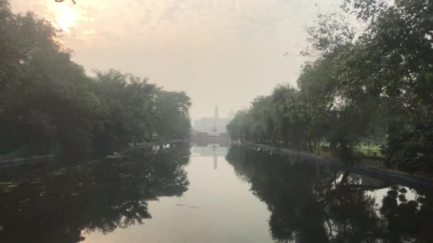 New Delhi, India, November 11, 2019, a calm river under the sky tightened by smog — Stok video