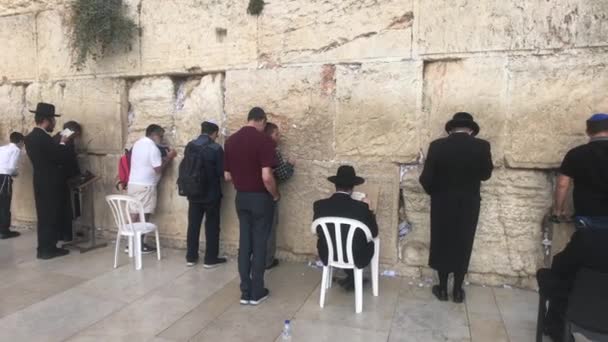 Jerusalem, israel - 20. Oktober 2019: Touristen auf dem Platz nahe der Mauer des weinenden Teils 13 — Stockvideo