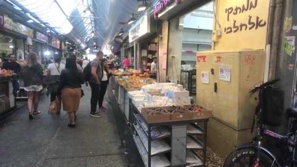 Jeruzsálem, Izrael - 2019. október 20.: turisták sétálnak a régi piacon — Stock videók