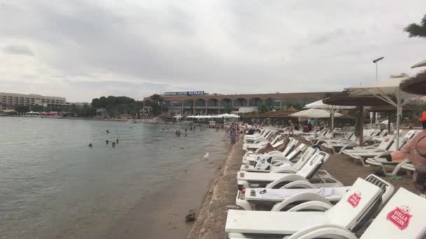Eilat, Israel - 24 de octubre de 2019: Los turistas se bañan en el mar parte 2 — Vídeos de Stock