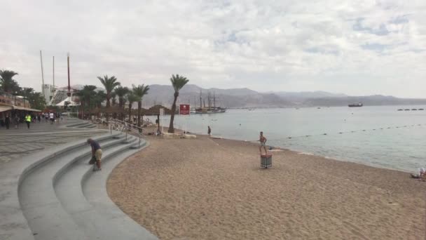 Eilat, İsrail - 24 Ekim 2019: Turistler denizde yıkanma kısmı 7 — Stok video