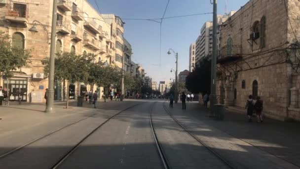 Jeruzalem, Israël - 20 oktober 2019: toeristen lopen door de straten van de moderne stad deel 15 — Stockvideo