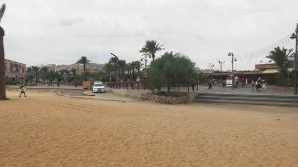 イスラエルのエイラート- 10月24 、 2019:観光客は観光都市のサイトを歩く — ストック動画