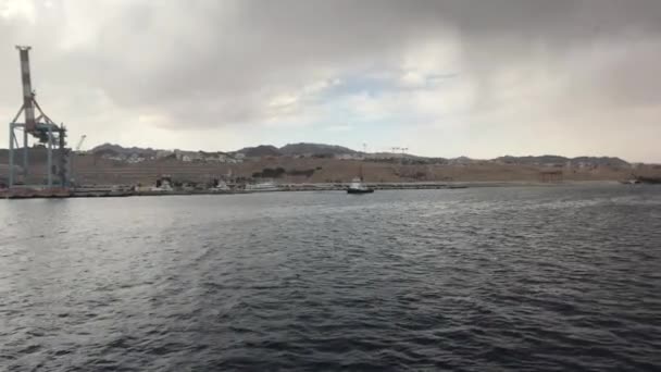 Eilat, Israël - Wandeling op zee met uitzicht op de bergen deel 14 — Stockvideo