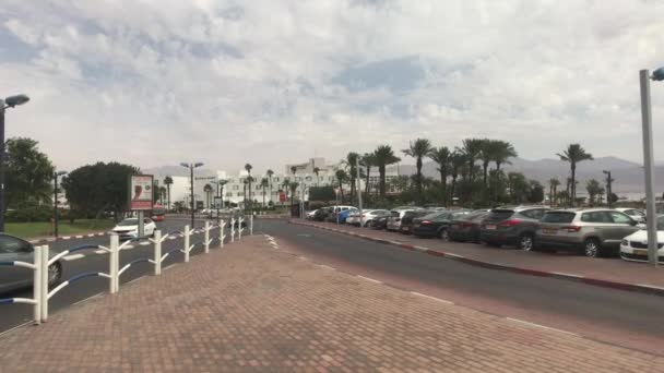 Eilat, İsrail - taşıt 14. Bölümde tatil beldesi sokaklarında ilerliyor — Stok video