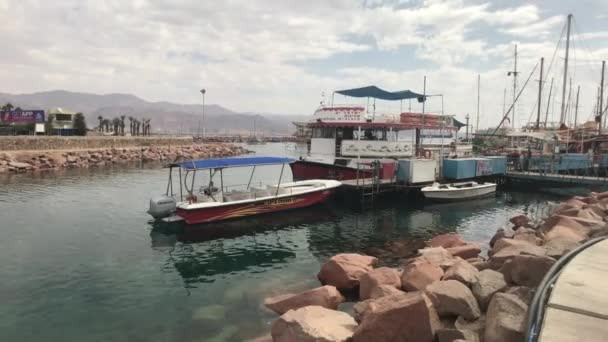 Eilat, israel - Touristenschiffe im Hafen — Stockvideo