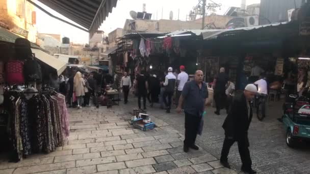 Jeruzalem, Israël - 20 oktober 2019: oude stad met toeristen die door de straten lopen deel 11 — Stockvideo
