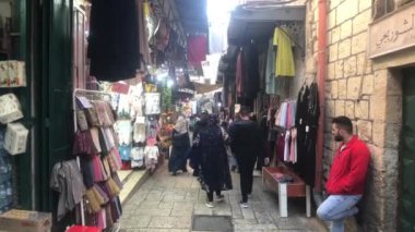 Kudüs, İsrail - 20 Ekim 2019: 5. Bölümde turistlerin dolaştığı eski bir kasaba