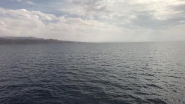 Eilat, İsrail - 3. Yağmur Bölümü 'nden önce bir turist gemisiyle denizde yürüyün