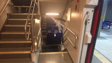 Kudüs, İsrail - 20 Ekim 2019: Turist metro vagonundan indi