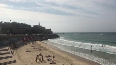 Tel Aviv, İsrail - 22 Ekim 2019: turistler plajın 5.