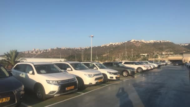 Haifa, Israel - tempat parkir mobil di atap gedung — Stok Video