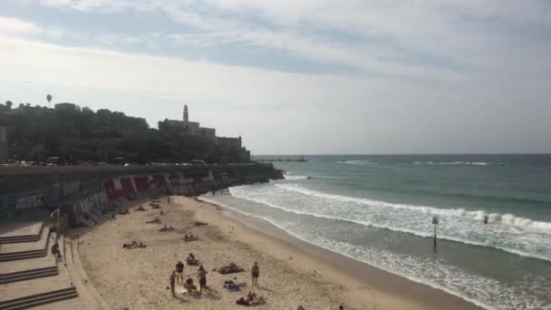 Tel Aviv, Israel - 22 de octubre de 2019: los turistas se relajan en la playa parte 5 — Vídeos de Stock
