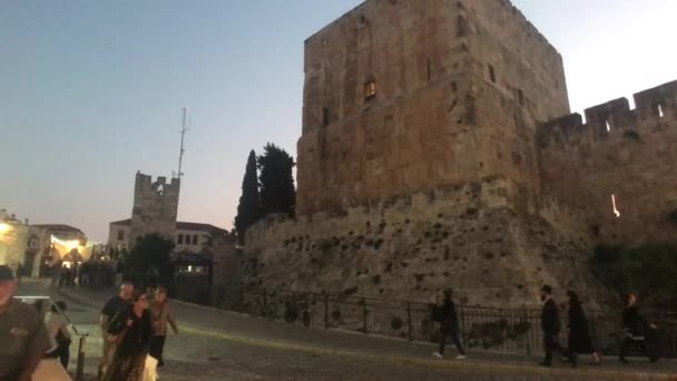 Jerusalem, Israel - October 20, 2019: tourists walk in groups on the streets of the old city part 8 — ストック動画