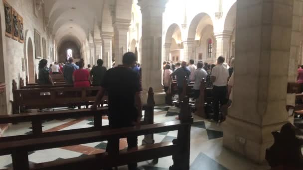 Belén, Palestina - 20 de octubre de 2019: Basílica de la Natividad los turistas inspeccionan la parte interior 6 — Vídeo de stock