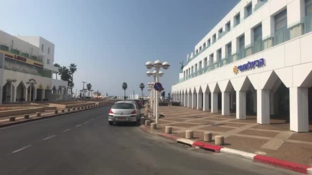 Tel Aviv, Israël - bâtiment blanc le long de la route — Video