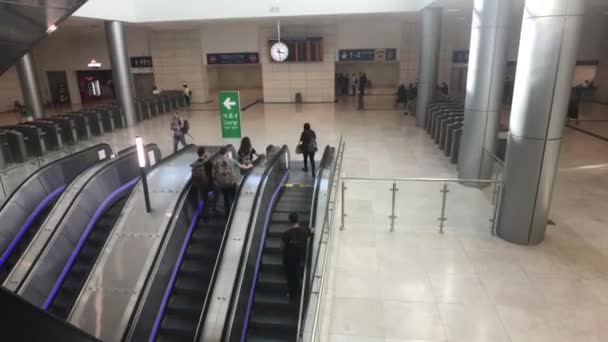 Jerusalén, Israel - 20 de octubre de 2019: los turistas en el edificio del metro parte 4 — Vídeos de Stock