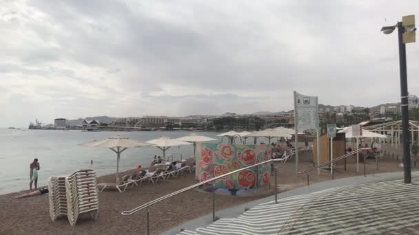 Eilat, Israel - 24 de octubre de 2019: Los turistas se bañan en el mar parte 5 — Vídeos de Stock