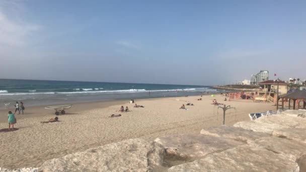 以色列特拉维夫- 2019年10月22日：游客在海滩上休息 — 图库视频影像