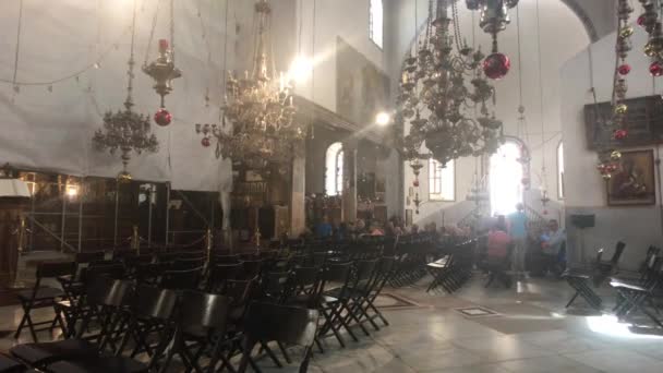 Betlém, Palestina - 20. října 2019: Bazilika Narození turisté poslouchat církevní služby část 2 — Stock video